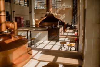 No Mês da Cerveja, Ambev abre cinco fábricas para tours gratuitos com degustação e petiscos típicos aos sábados de agosto.